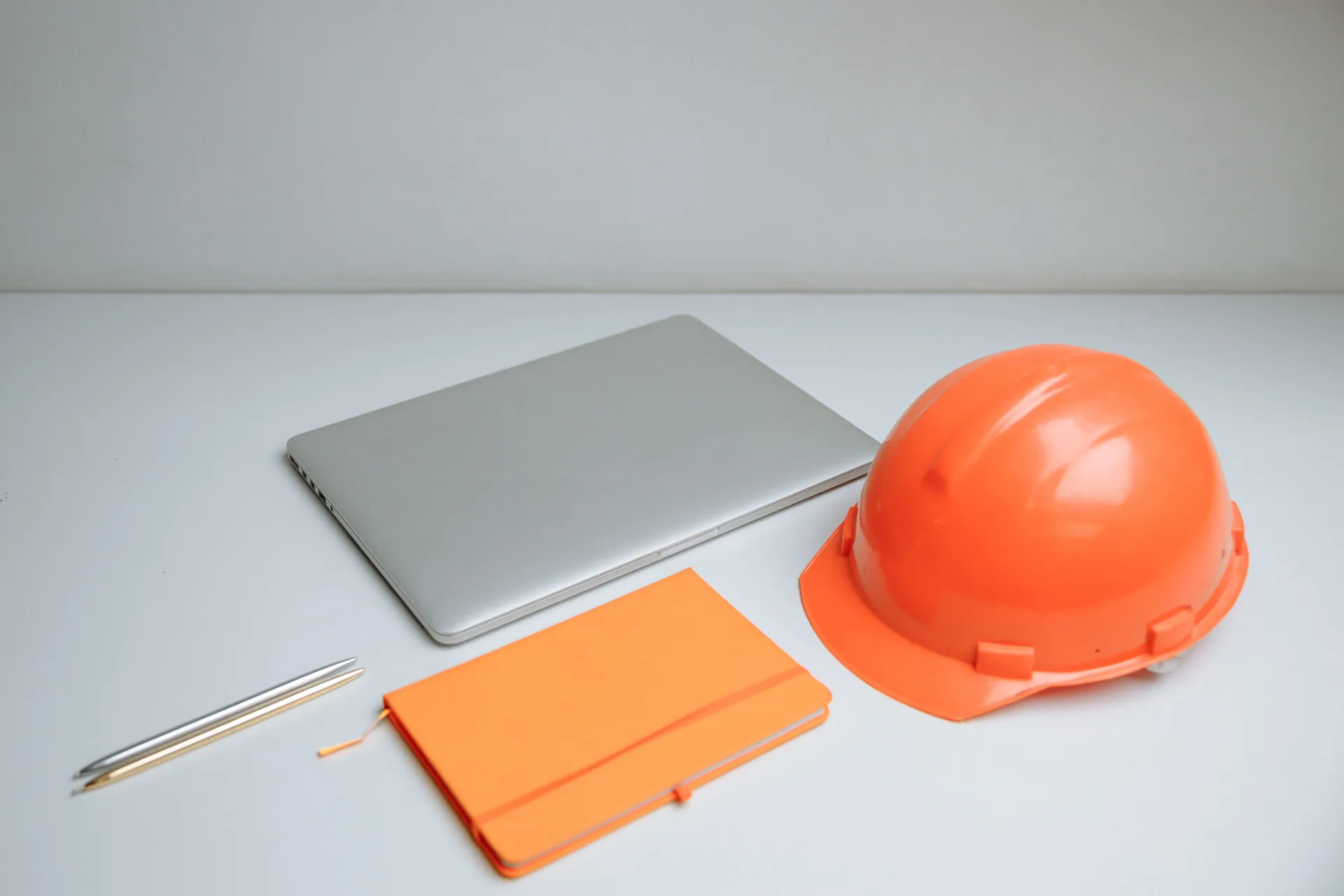 Casque de sécurité, ordinateur et carnet utilisés dans le cadre d’une mission QHSE